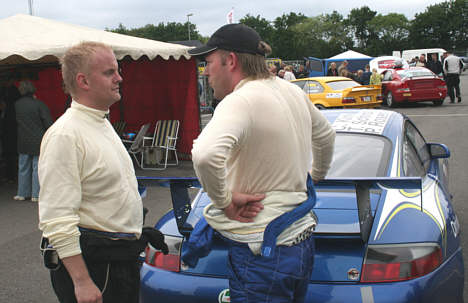Det var race, er (tv.) Henrik Bollerslev fra Team Lindholm Biler og (th.) Tommy Schröter fra Drive4Fun der lige får sig et grin over den spændende afslutning.